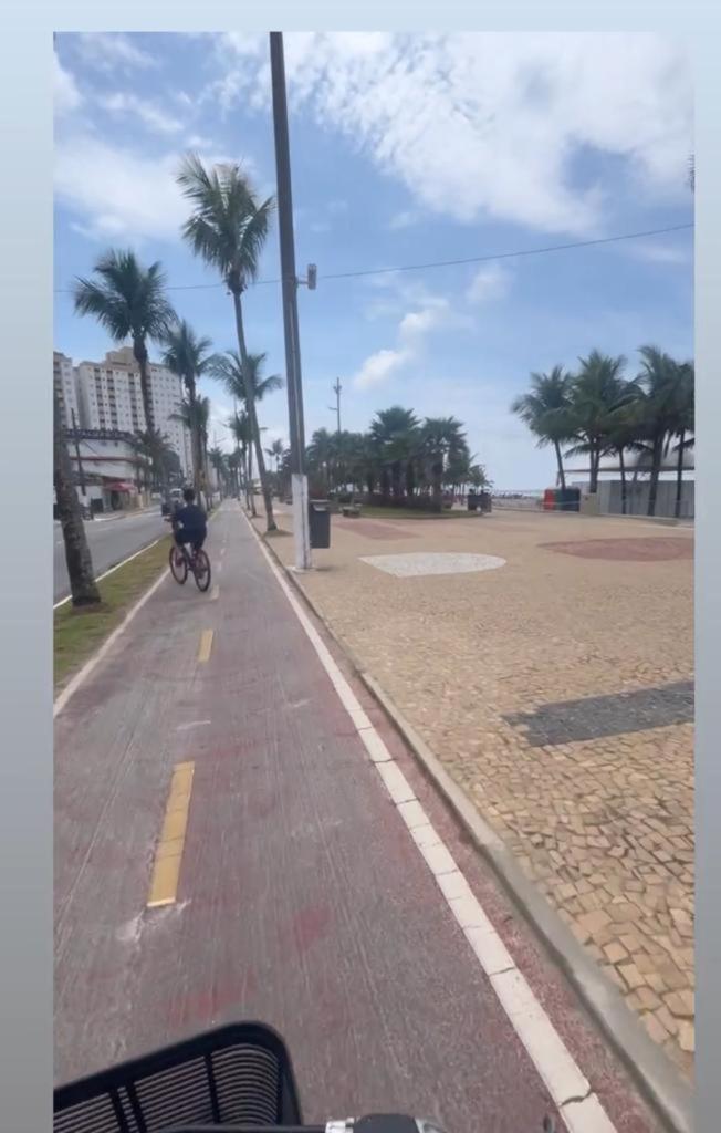 APTO BEIRA MAR - ACONCHEGANTE _ VARANDA GOURMET - WIFI - NETFLIX - TV A CABO - PRAIA GRANDE