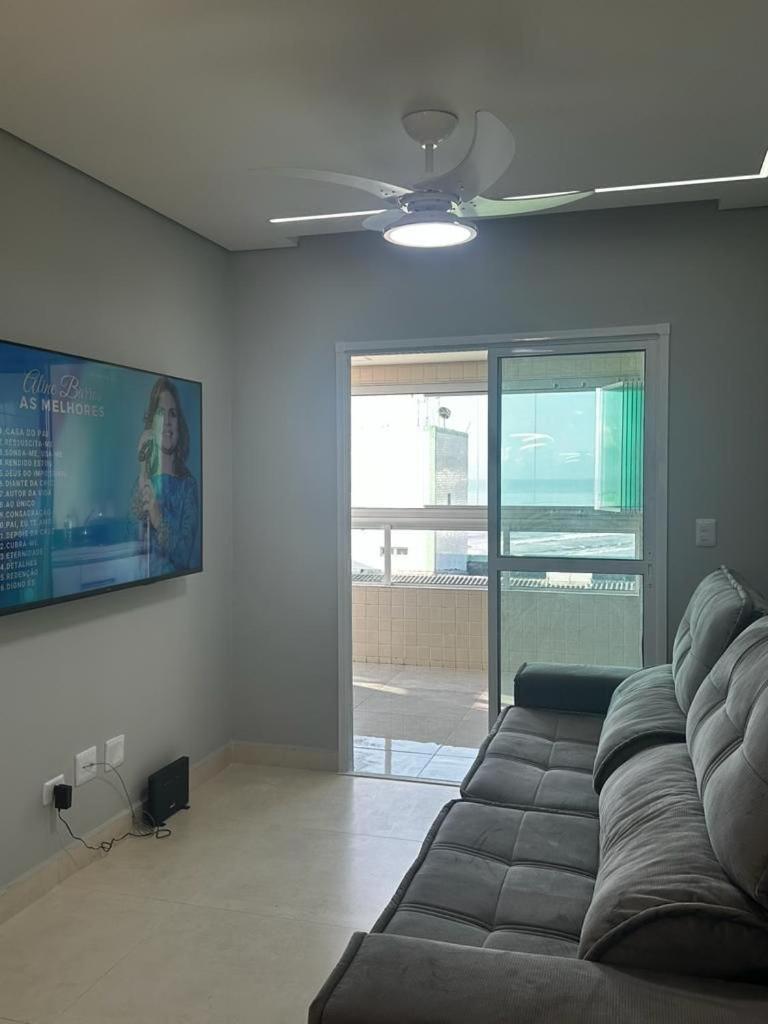 APTO BEIRA MAR - ACONCHEGANTE _ VARANDA GOURMET - WIFI - NETFLIX - TV A CABO - PRAIA GRANDE