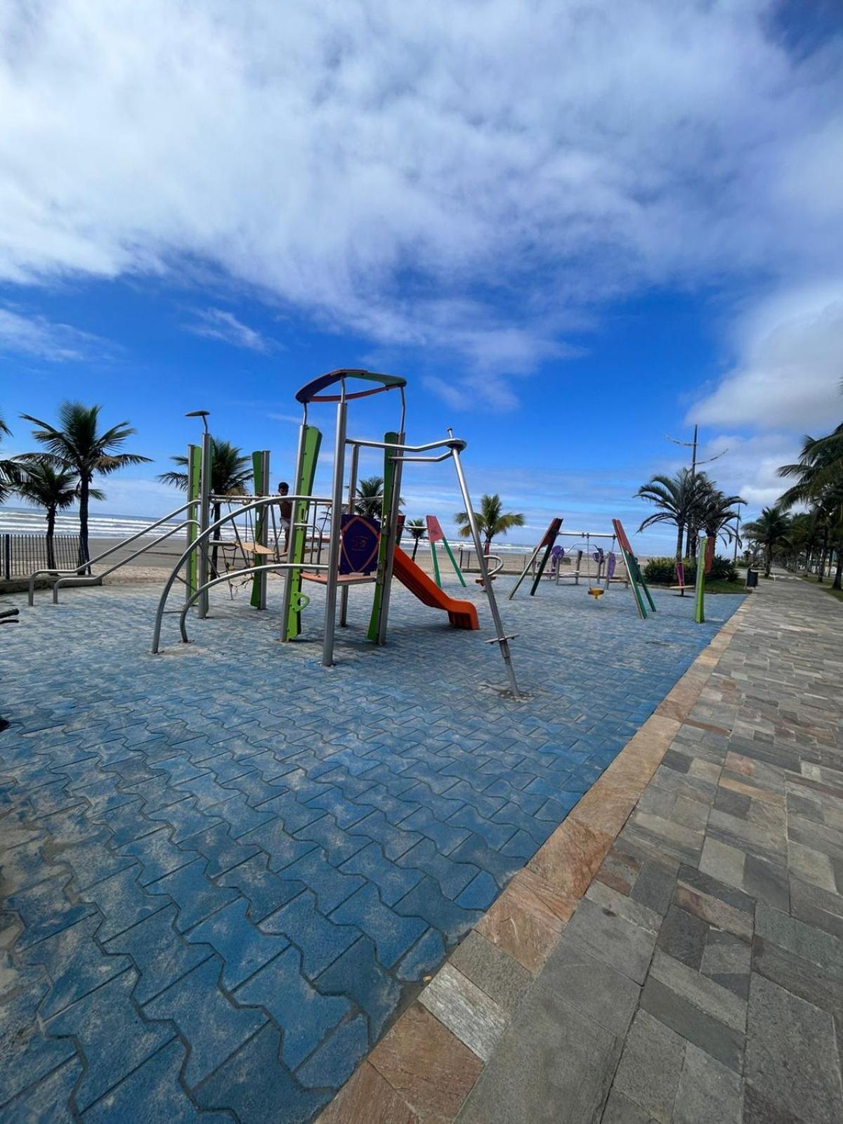 APTO BEIRA MAR - ACONCHEGANTE _ VARANDA GOURMET - WIFI - NETFLIX - TV A CABO - PRAIA GRANDE