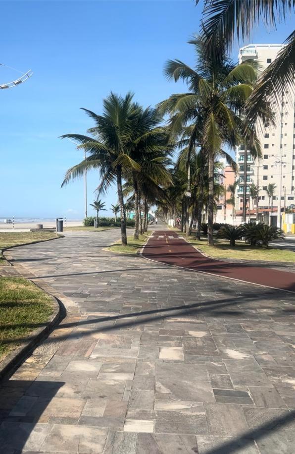 APTO BEIRA MAR - ACONCHEGANTE _ VARANDA GOURMET - WIFI - NETFLIX - TV A CABO - PRAIA GRANDE