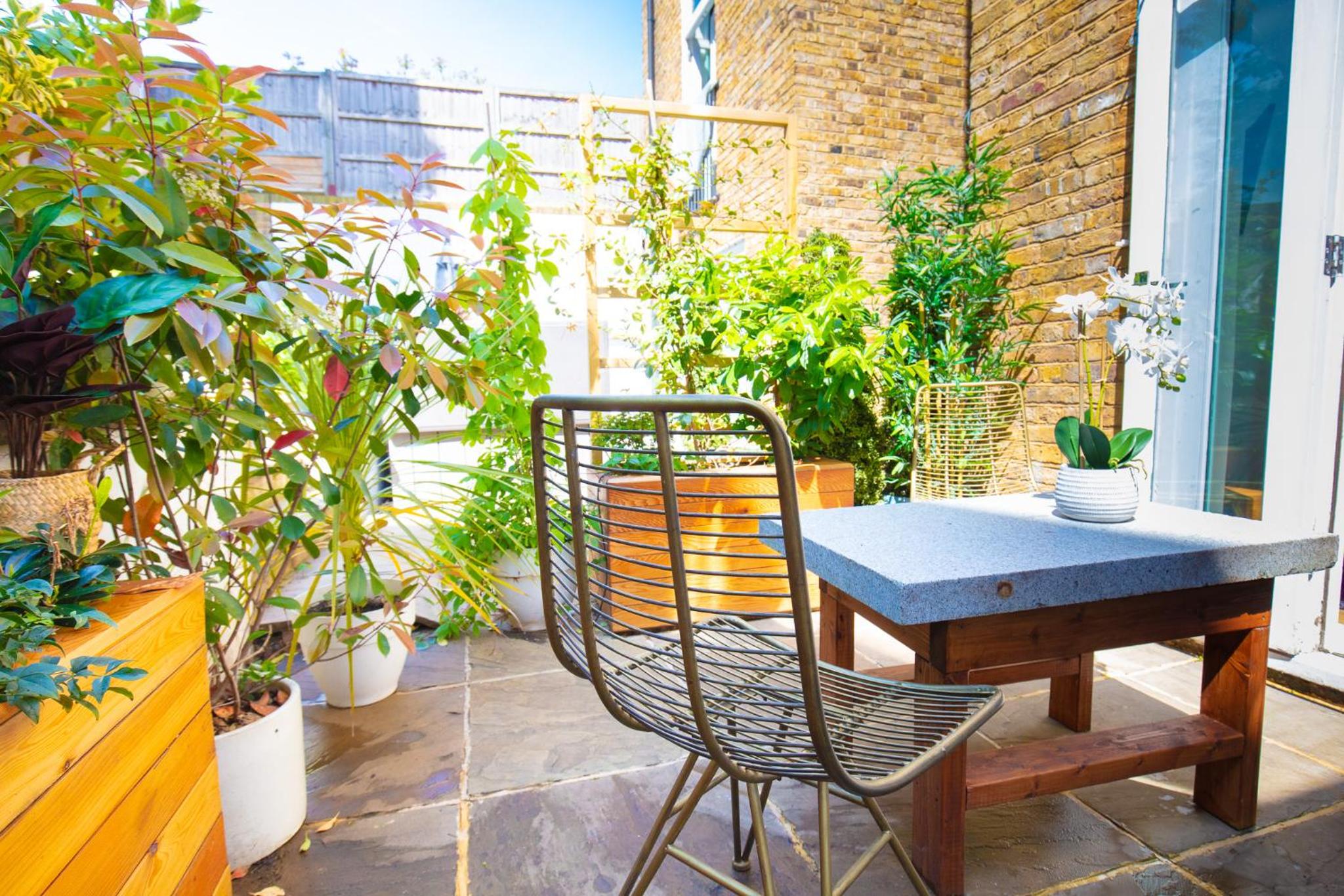 Hidden Retreat with Steam room, KING bed near tube