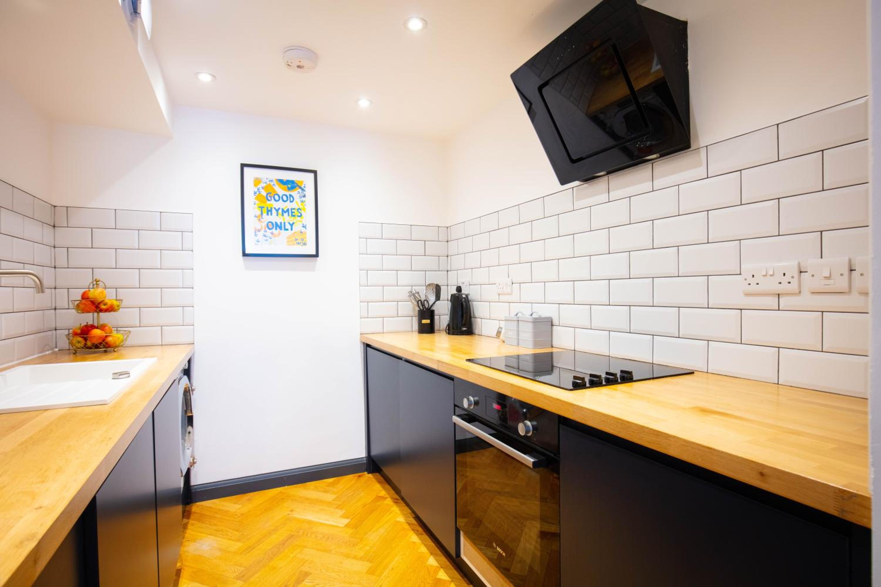 Hidden Retreat with Steam room, KING bed near tube