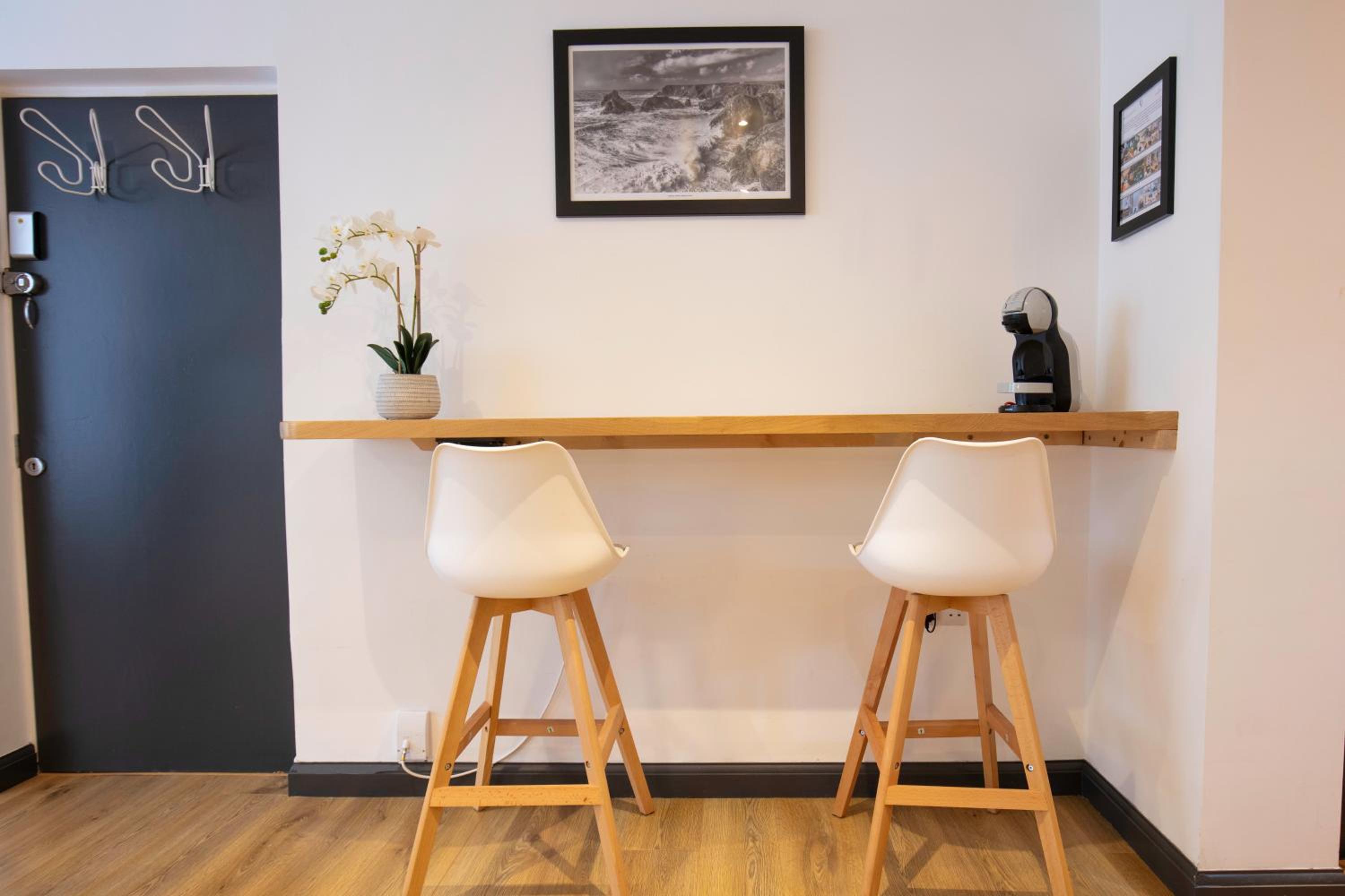 Hidden Retreat with Steam room, KING bed near tube