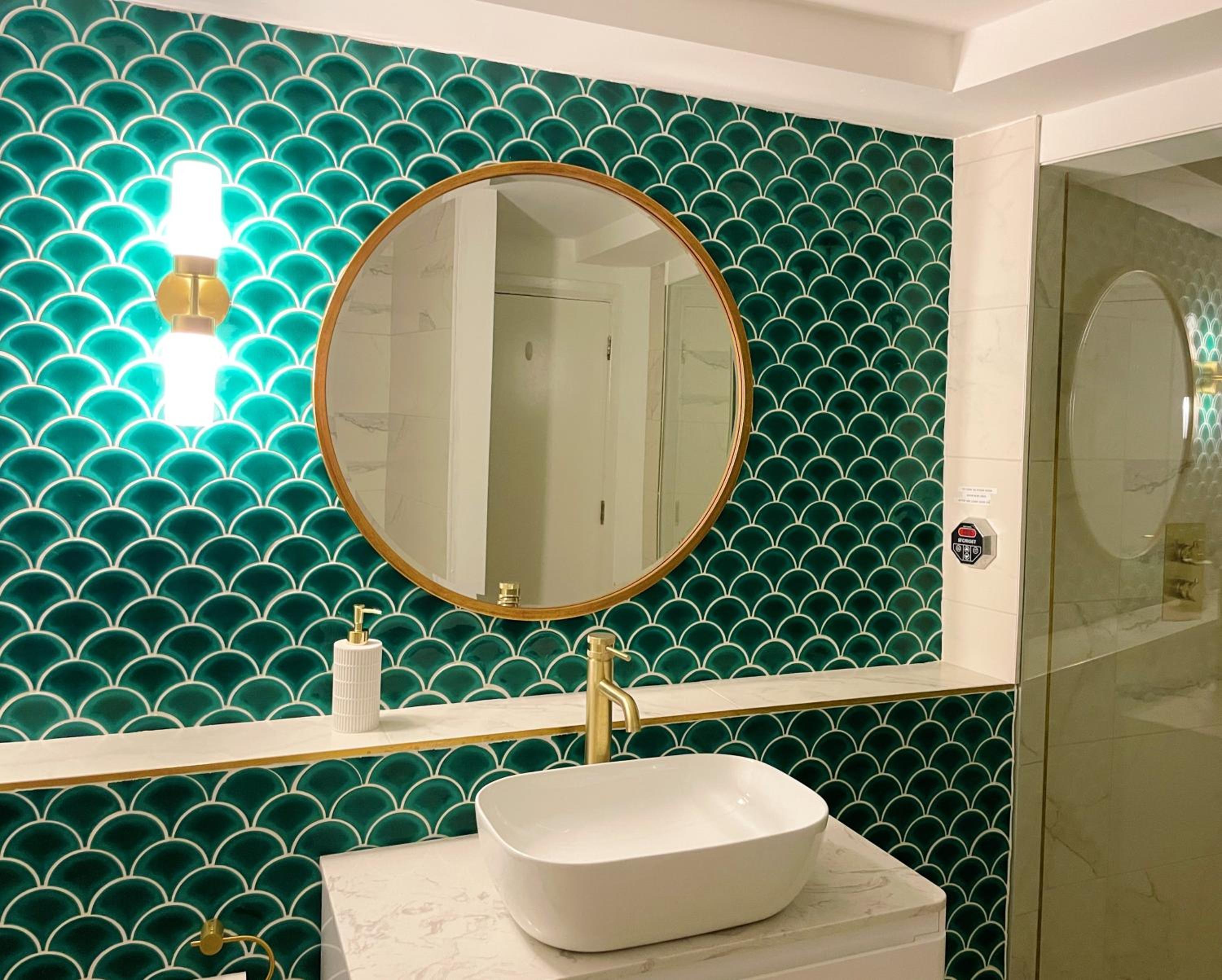 Hidden Retreat with Steam room, KING bed near tube