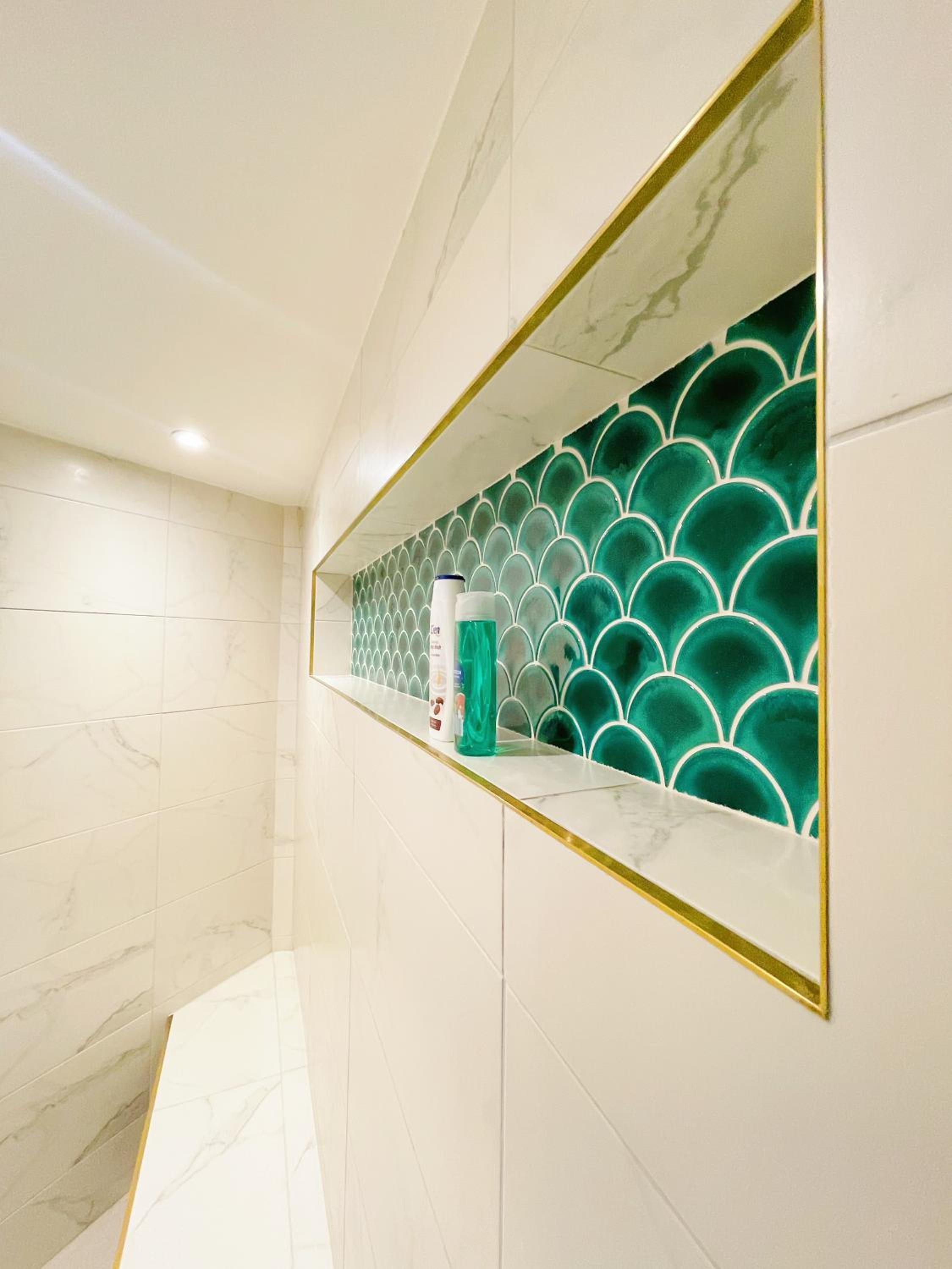 Hidden Retreat with Steam room, KING bed near tube
