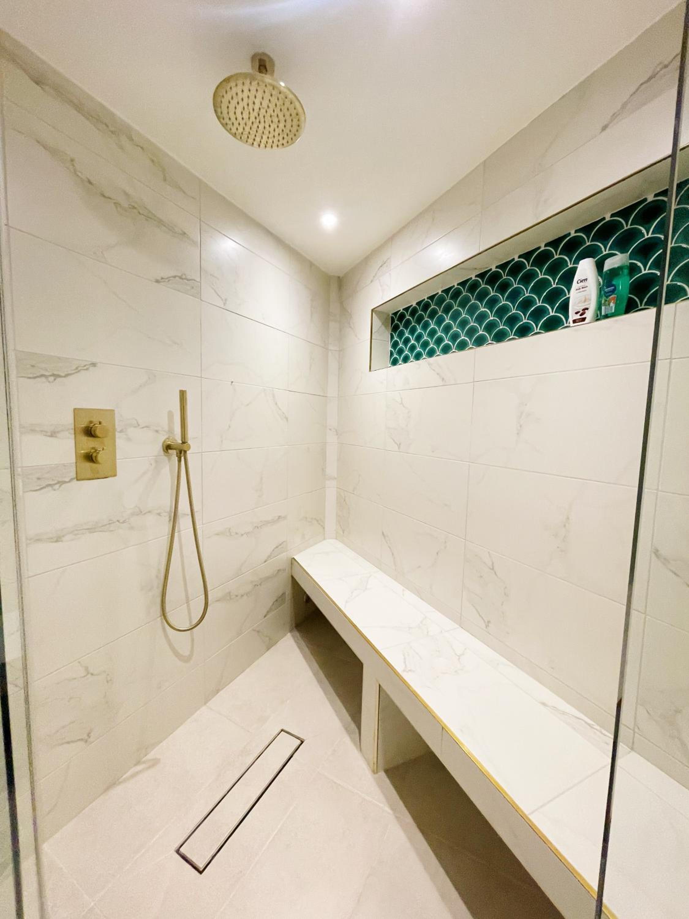 Hidden Retreat with Steam room, KING bed near tube