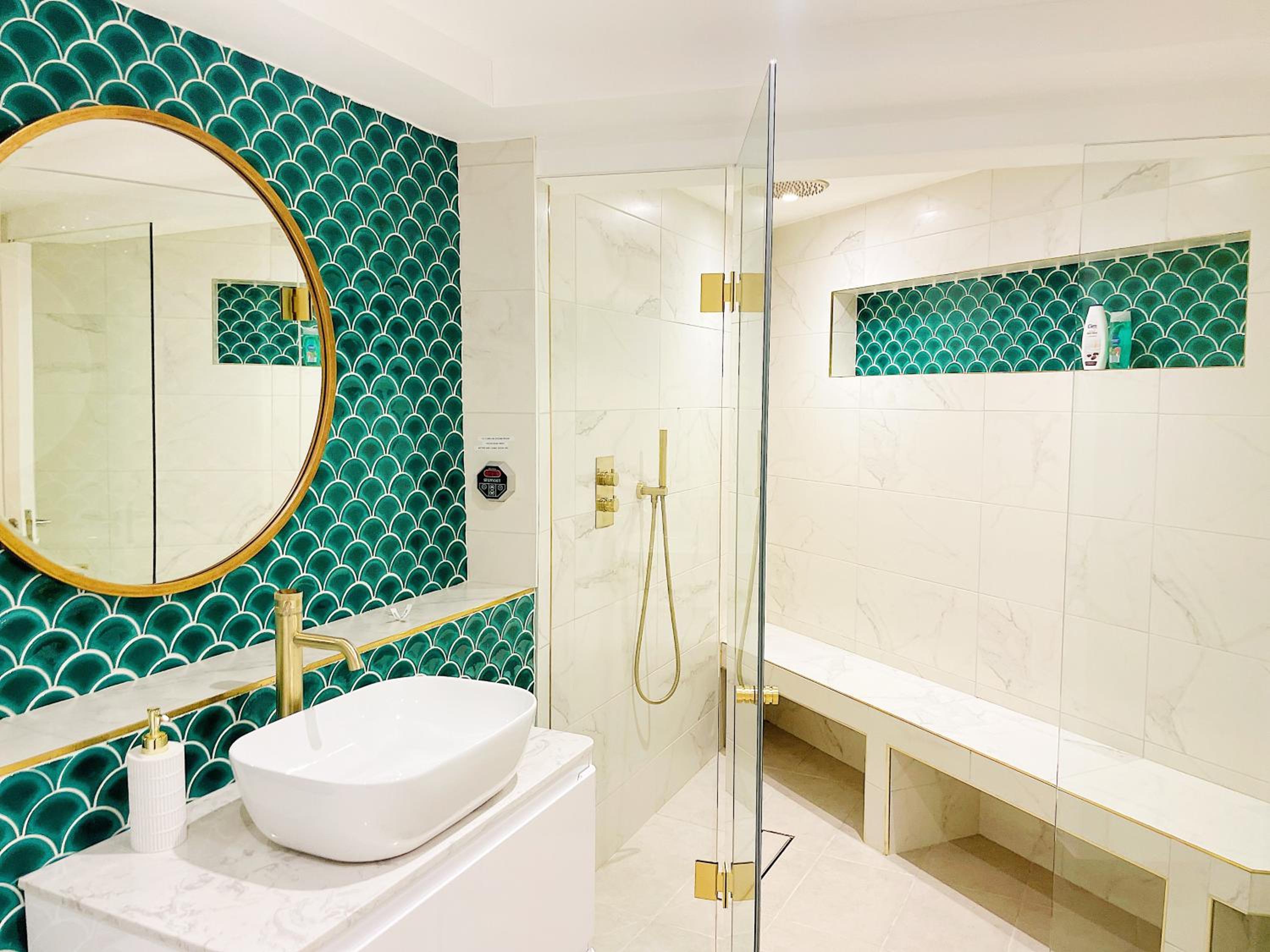 Hidden Retreat with Steam room, KING bed near tube