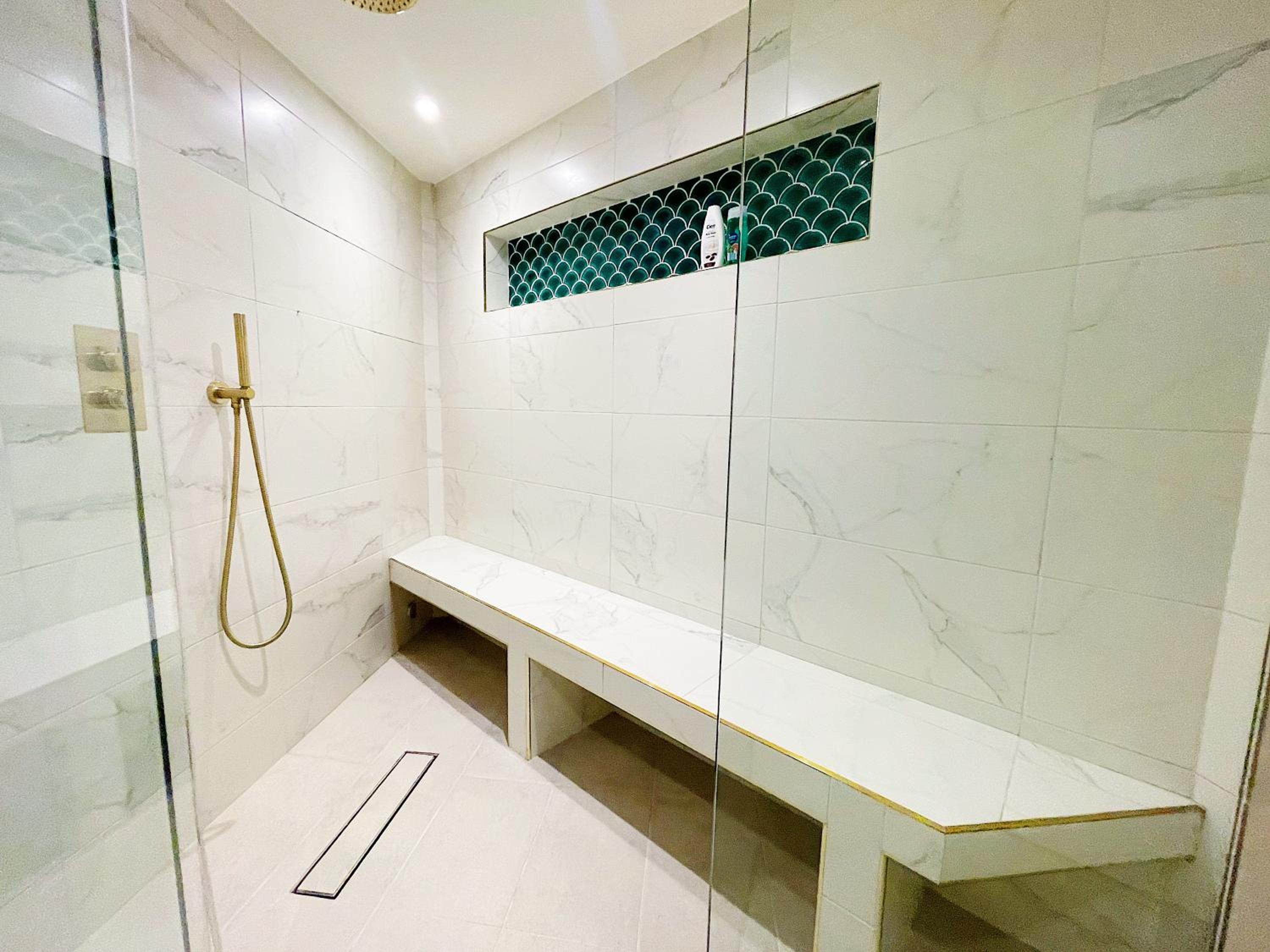 Hidden Retreat with Steam room, KING bed near tube