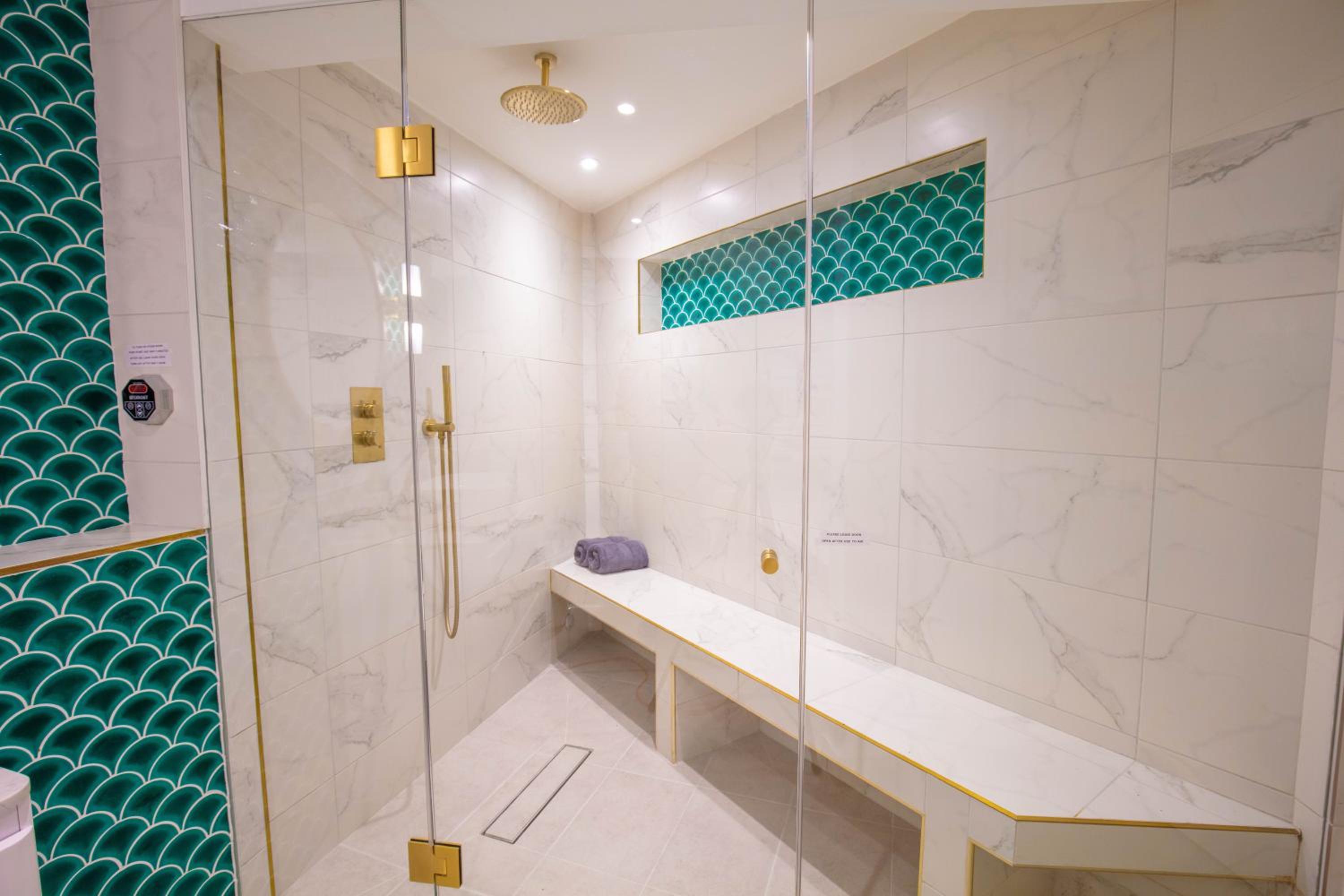 Hidden Retreat with Steam room, KING bed near tube