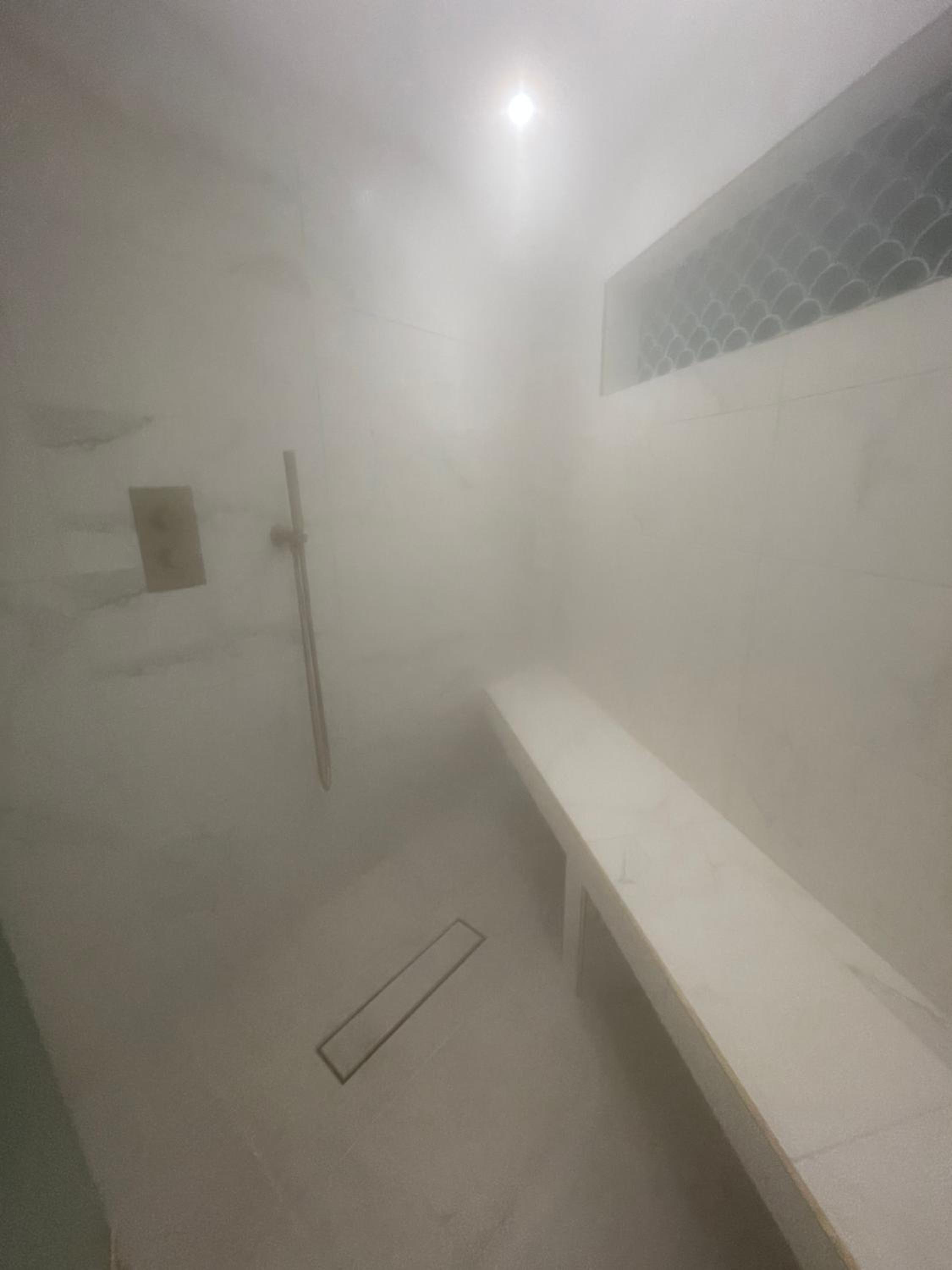 Hidden Retreat with Steam room, KING bed near tube