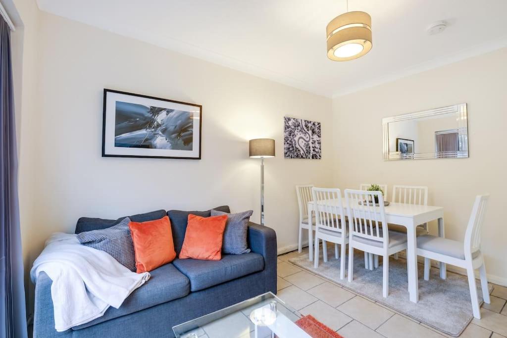 High Wycombe 4 Bedroom House Sleeps 8 Parking - By Roost Accommodation view 2