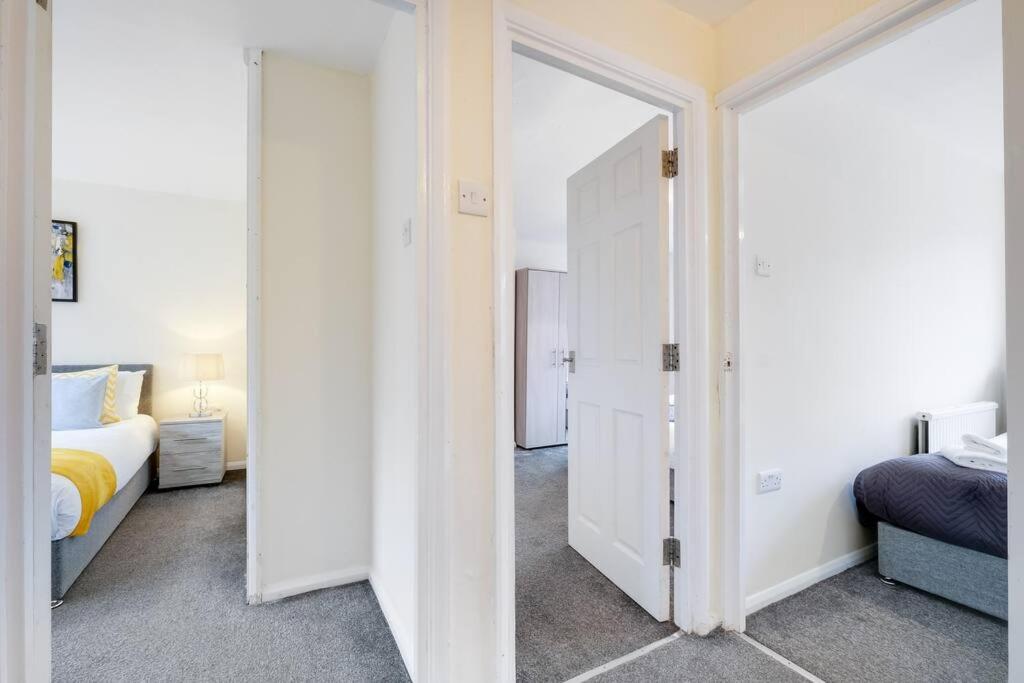 High Wycombe 4 Bedroom House Sleeps 8 Parking - By Roost Accommodation view 3