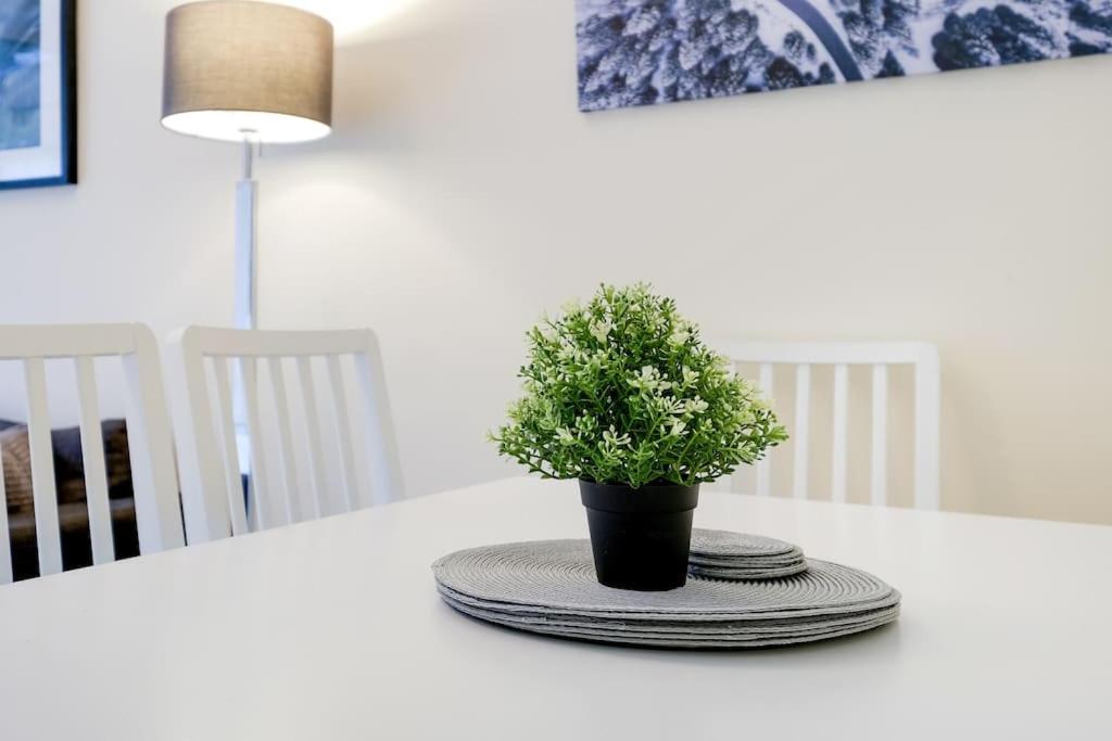 High Wycombe 4 Bedroom House Sleeps 8 Parking - By Roost Accommodation view 4