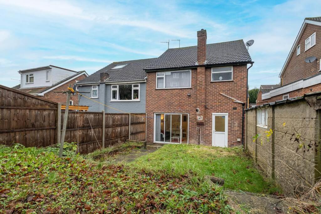 High Wycombe 4 Bedroom House Sleeps 8 Parking - By Roost Accommodation view 5