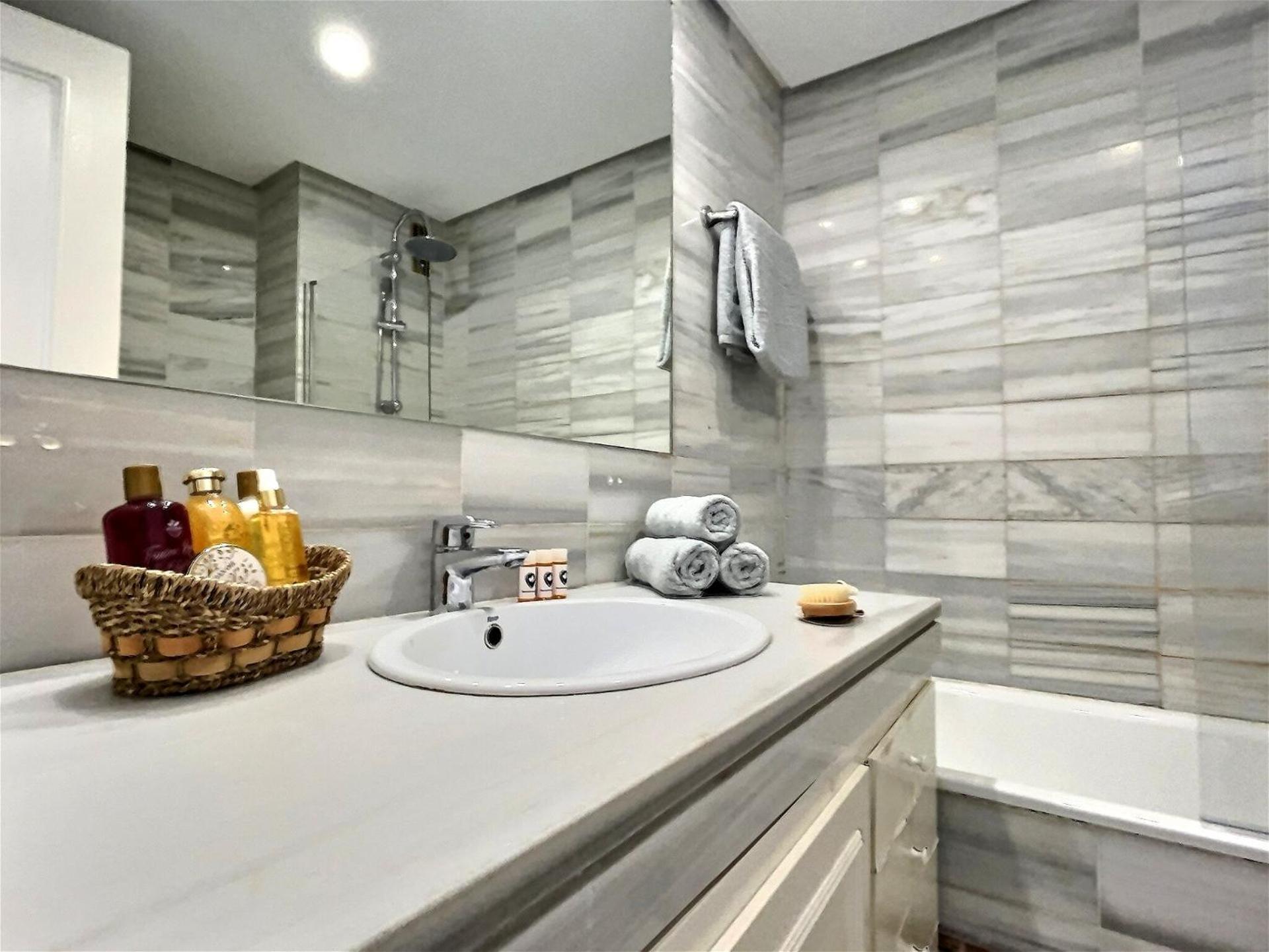 Marbella Vacations - Harbour Heaven 2 Bed, 2 Bath Apartment Steps from Puerto Banus Marina and Beach - Property Image 19