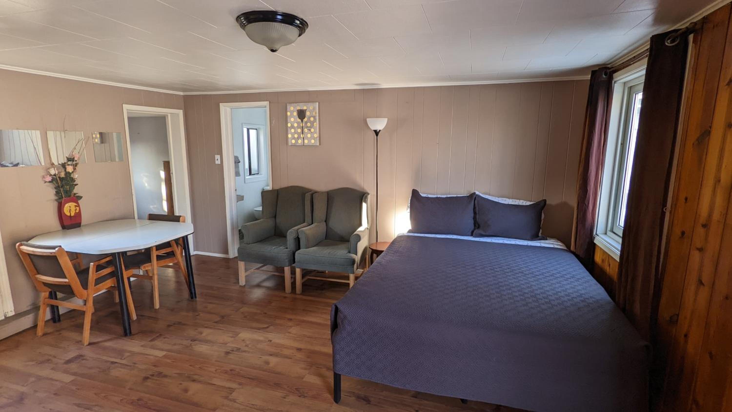 Deerview Lodge & Cabins - Princeton BC
