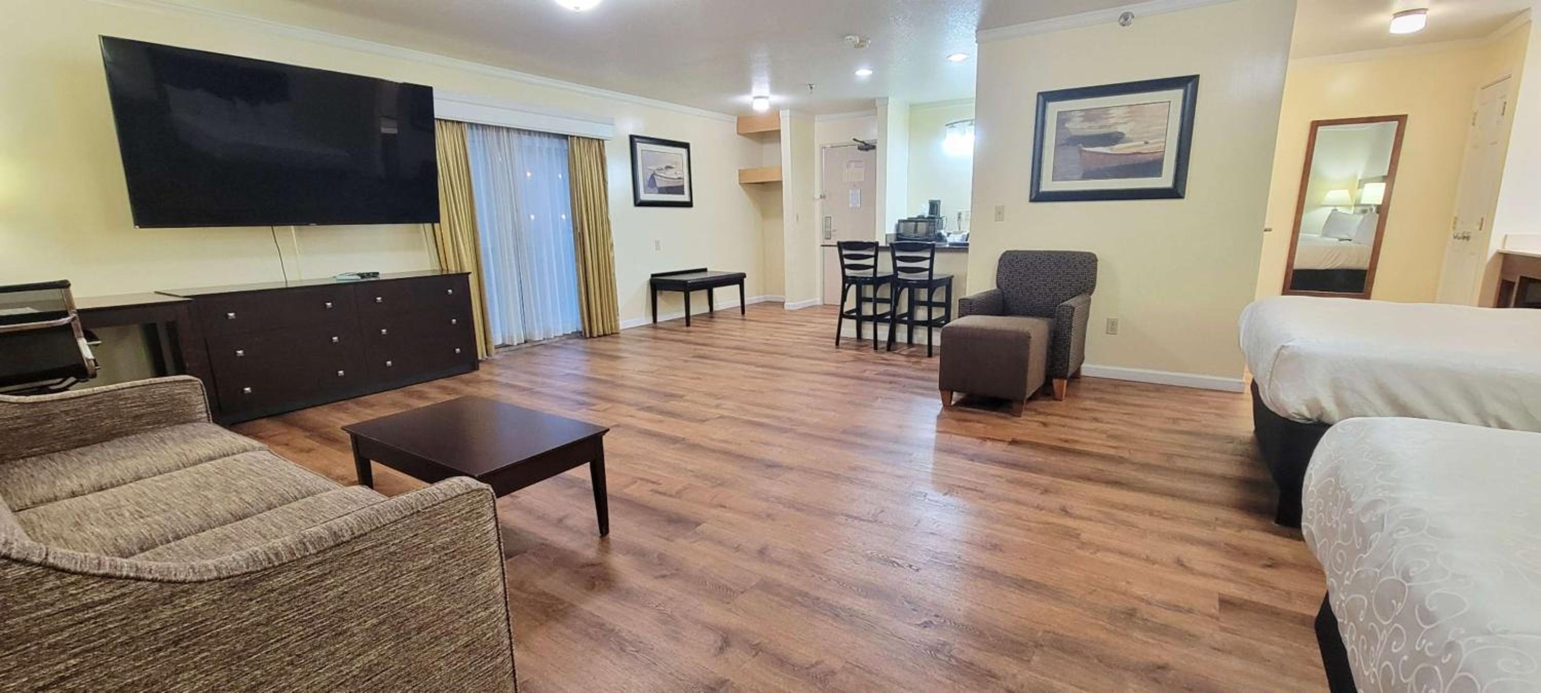 Crescent City Vacations - Best Western Plus Northwoods Inn - Property Image 2