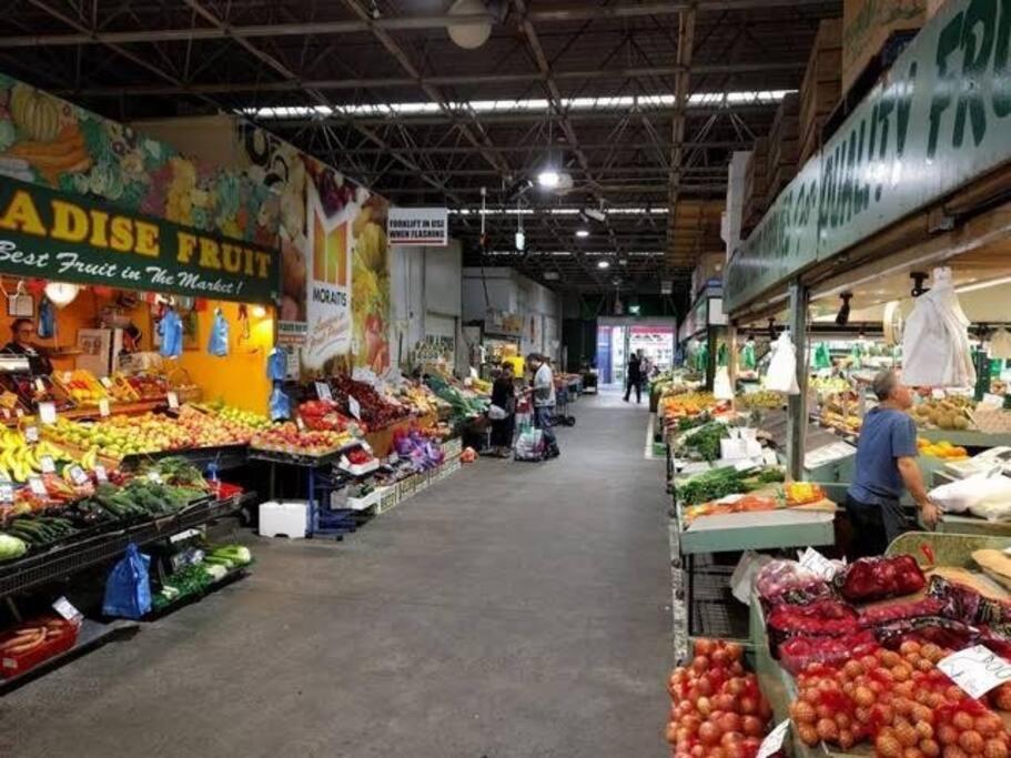 Stay next to train station! Melbourne CBD 12 km!