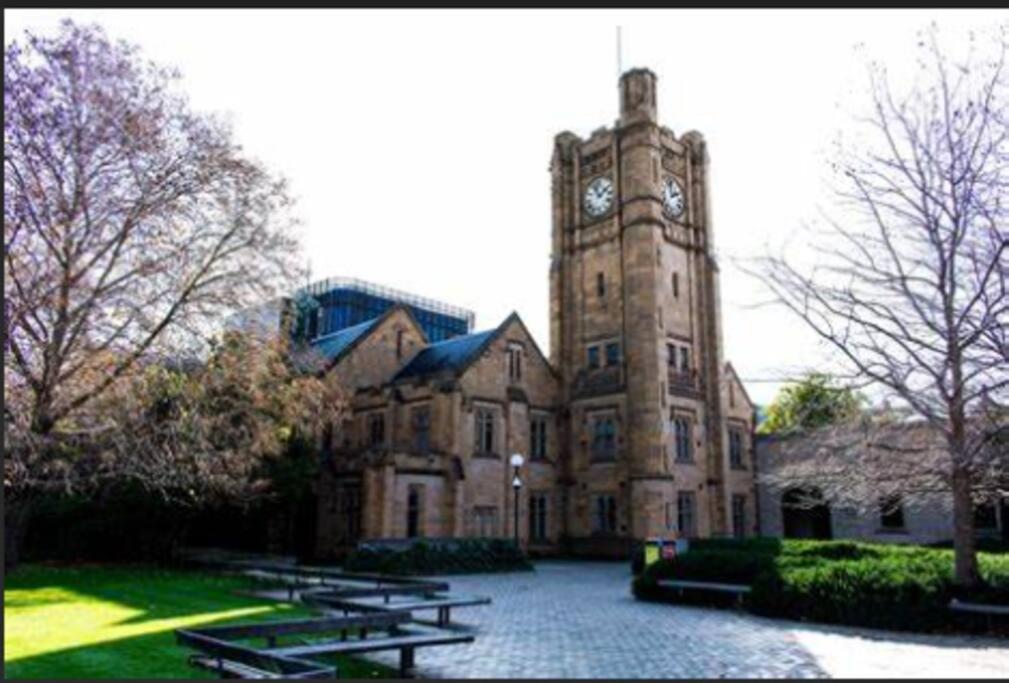 Stay next to train station! Melbourne CBD 12 km!