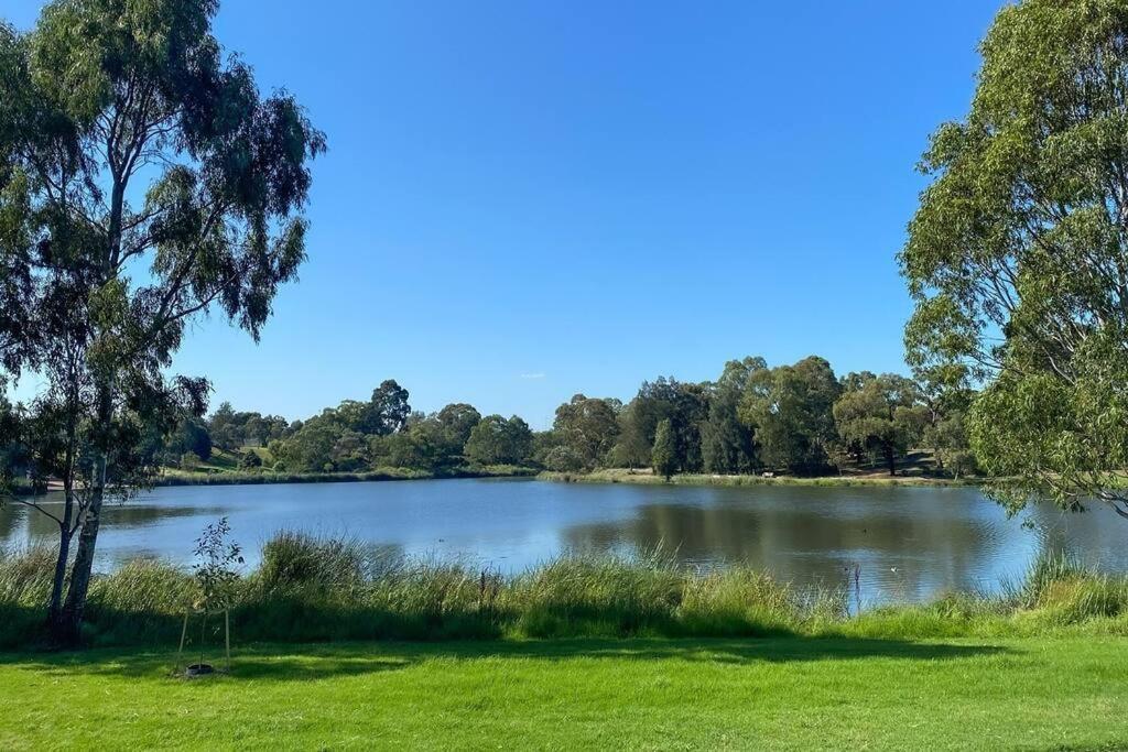 Stay next to train station! Melbourne CBD 12 km!