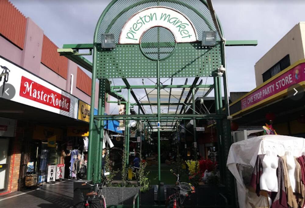 Stay next to train station! Melbourne CBD 12 km!