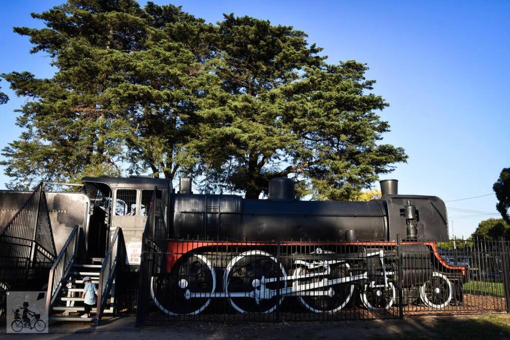 Stay next to train station! Melbourne CBD 12 km!