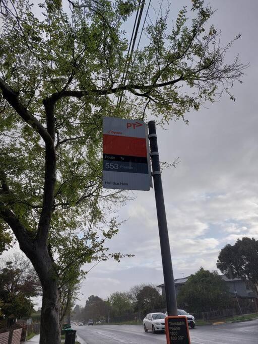 Stay next to train station! Melbourne CBD 12 km!