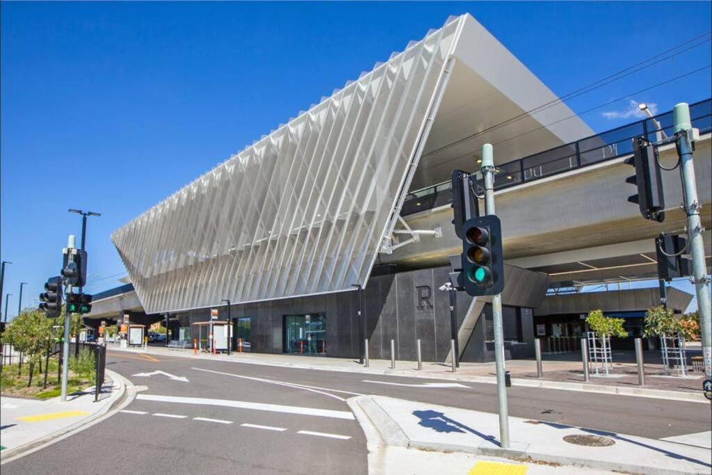 Stay next to train station! Melbourne CBD 12 km!