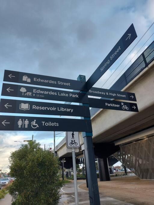 Stay next to train station! Melbourne CBD 12 km!