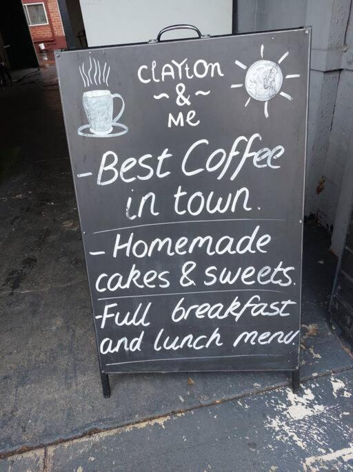 Stay next to train station! Melbourne CBD 12 km!