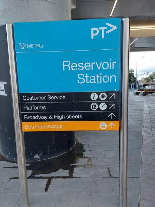 Stay next to train station! Melbourne CBD 12 km!