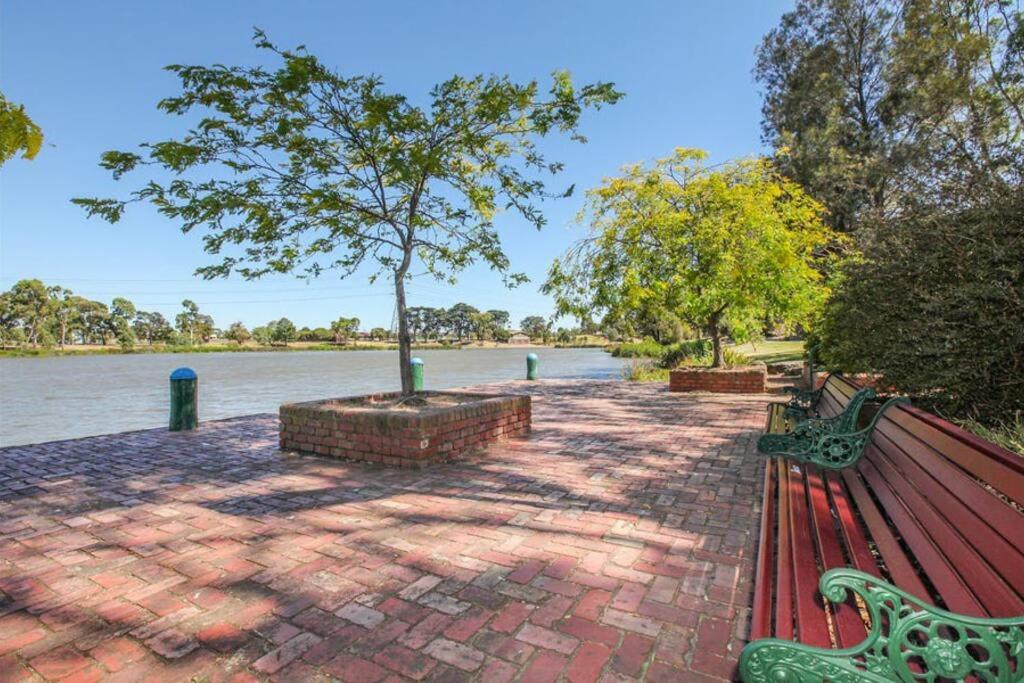 Stay next to train station! Melbourne CBD 12 km!