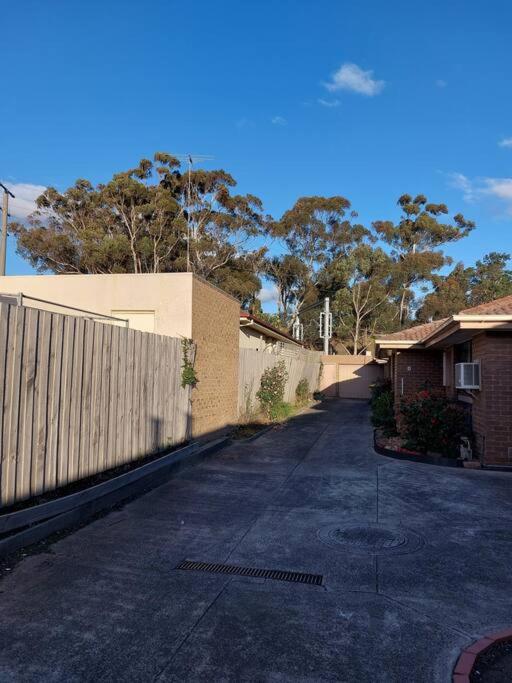 Stay next to train station! Melbourne CBD 12 km!