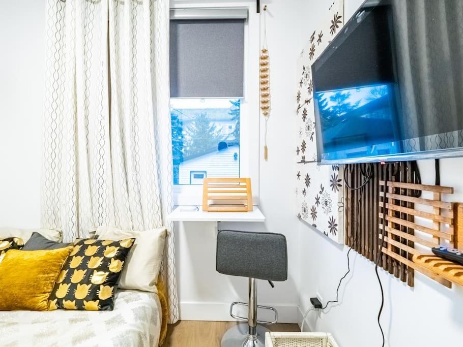 Welcome to Happy Place where Cozy Comfort Meets Exquisite Luxury