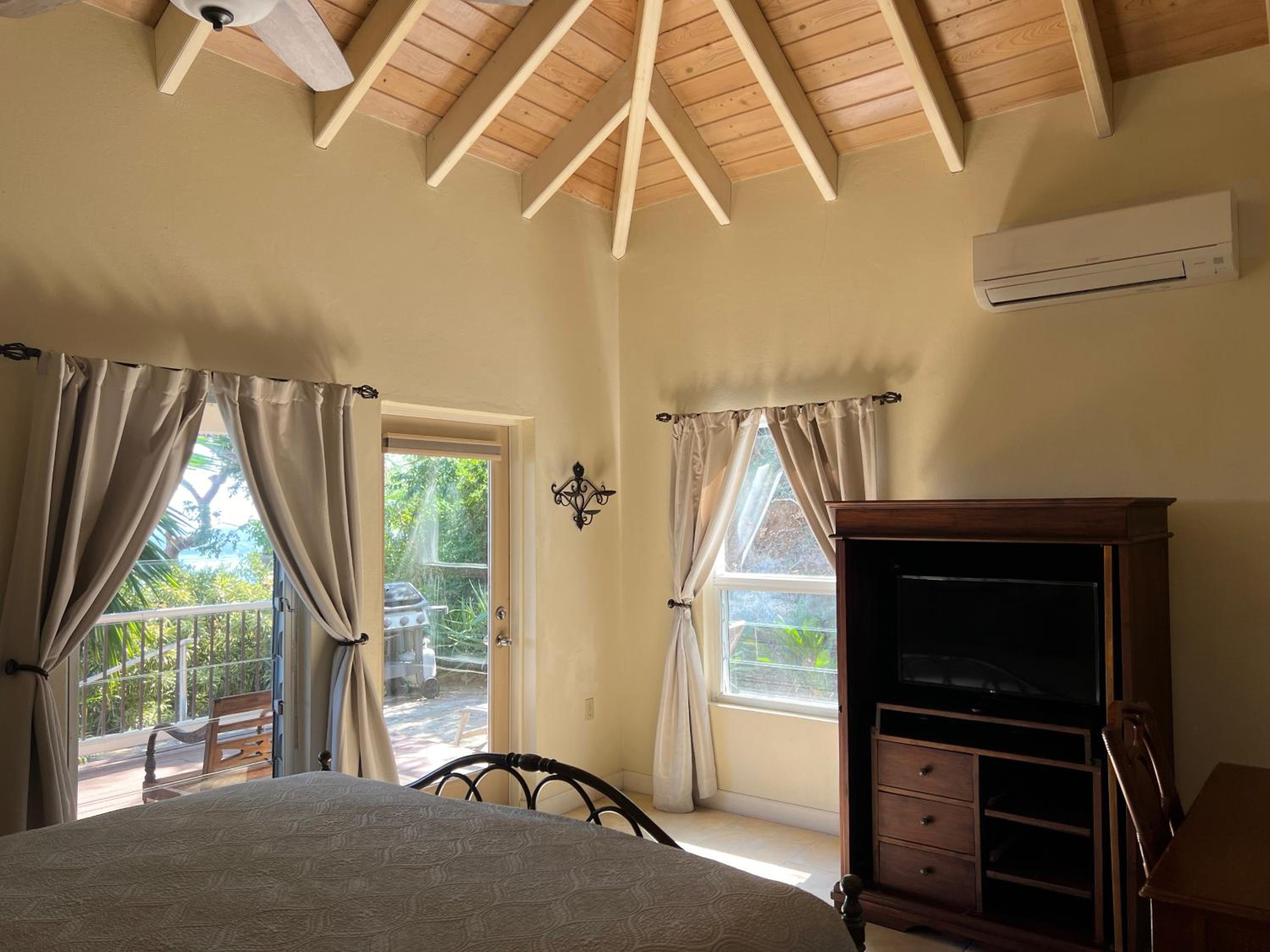 COCONUT BREEZE VILLA: MESMERIZING VIEWS, COOLING TRADEWINDS view 2