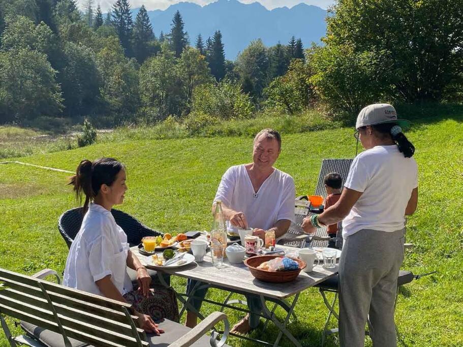 Sachrang: Ferien-Wohnung am See mit Bergblick