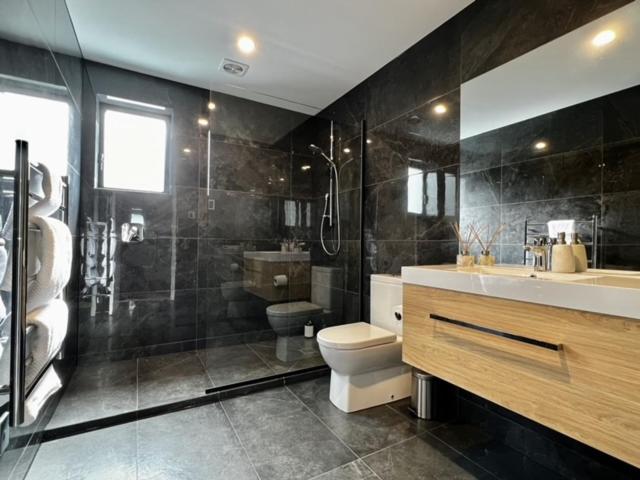 Fantastic 4 BDR home, AC, WIFI, Coffee Machine