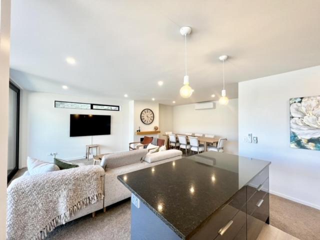 Fantastic 4BDR Home, Lake Views, AC, WiFi, Coffee Machine, Garage