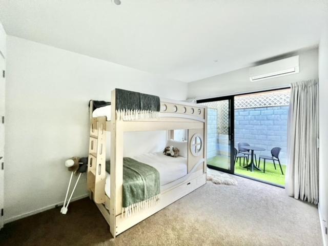 Fantastic 4BDR Home, Lake Views, AC, WiFi, Coffee Machine, Garage