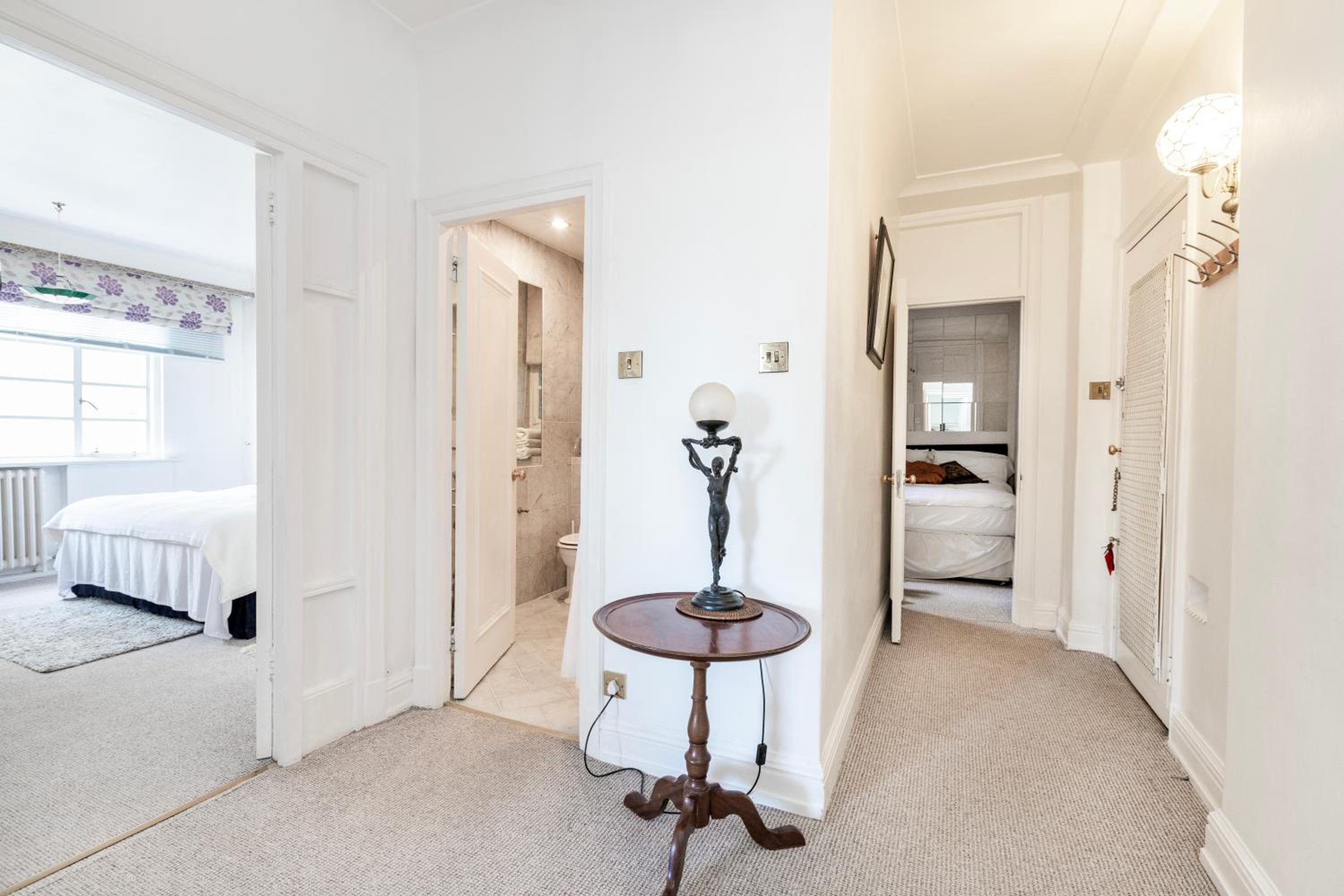 Executive Knightsbridge Apartment