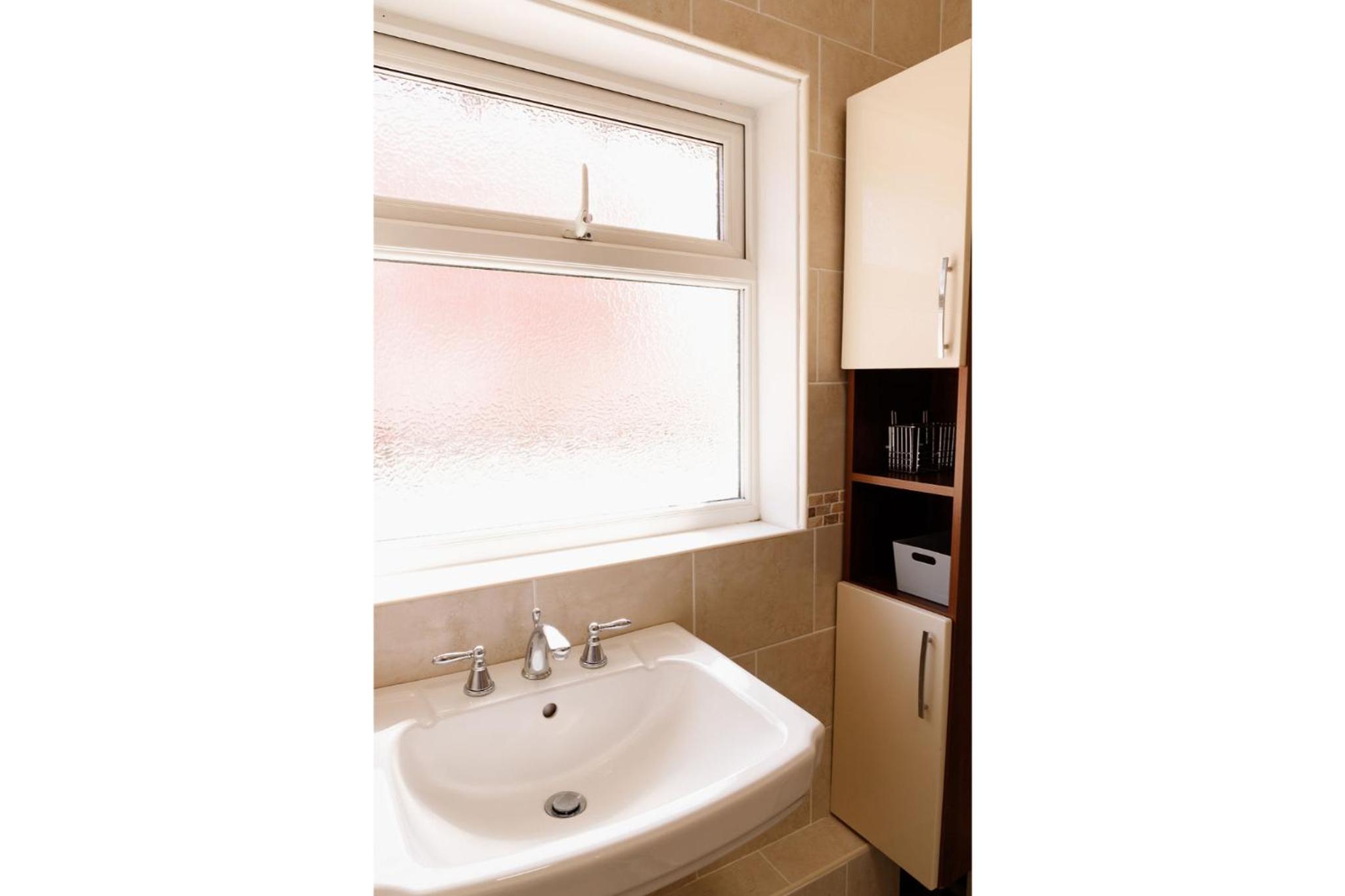 Lovely,Cosy Beachside Cottage 2- Perfect Location view 4