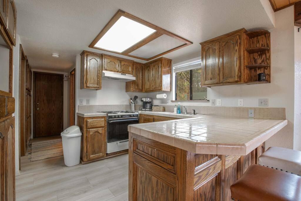 Big Bear Cabin, Dog friendly, 3 parking spots view 4
