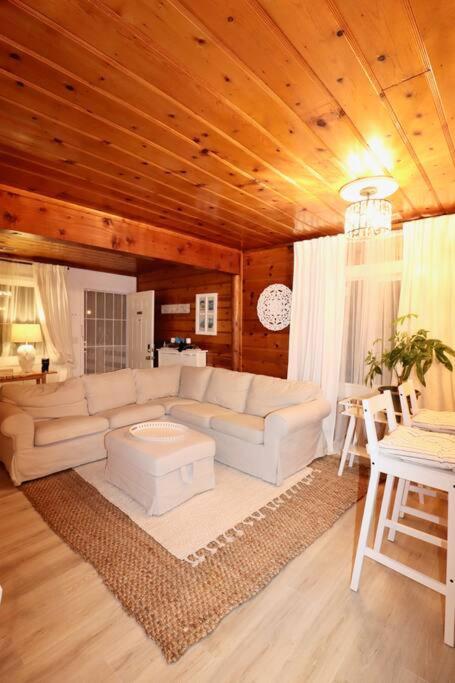 Cheerful 2-Bedroom cabin with indoor fireplace view 3