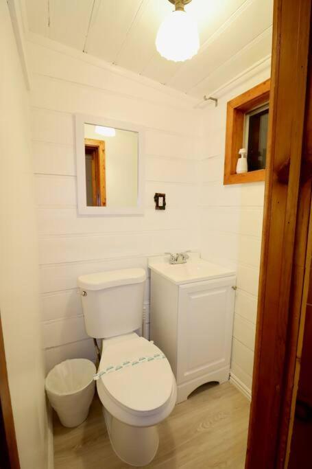Cheerful 2-Bedroom cabin with indoor fireplace view 4