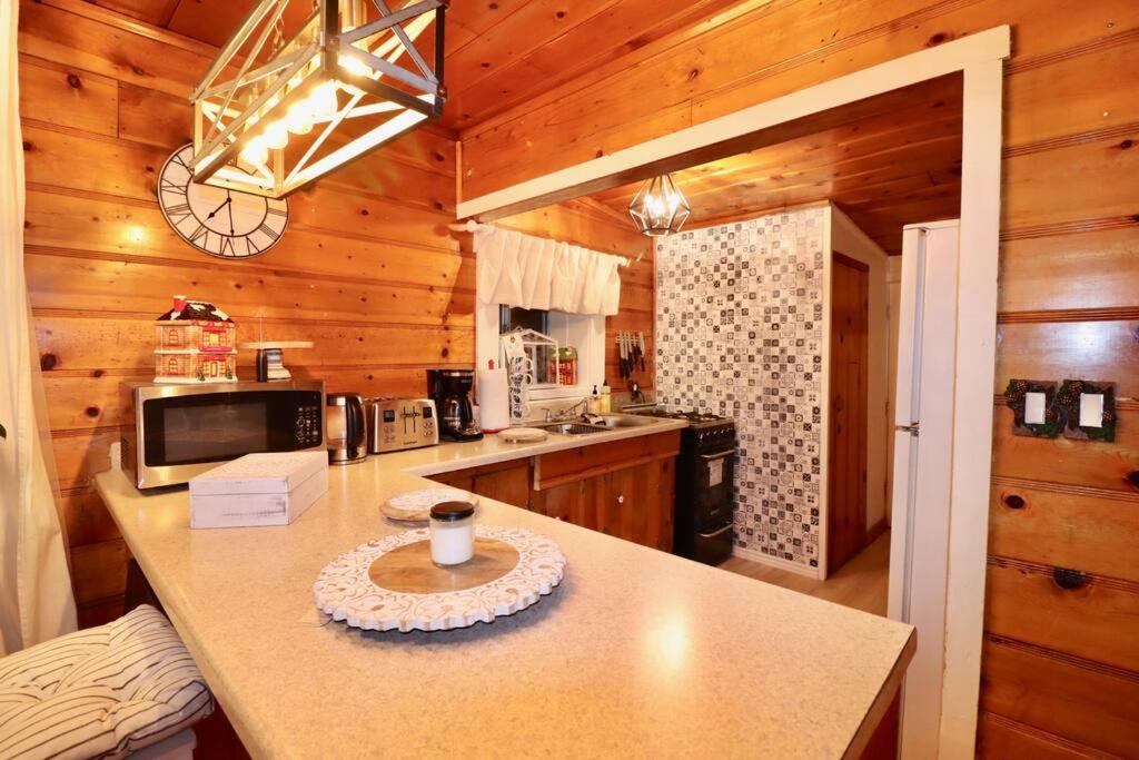 Cheerful 2-Bedroom cabin with indoor fireplace view 5