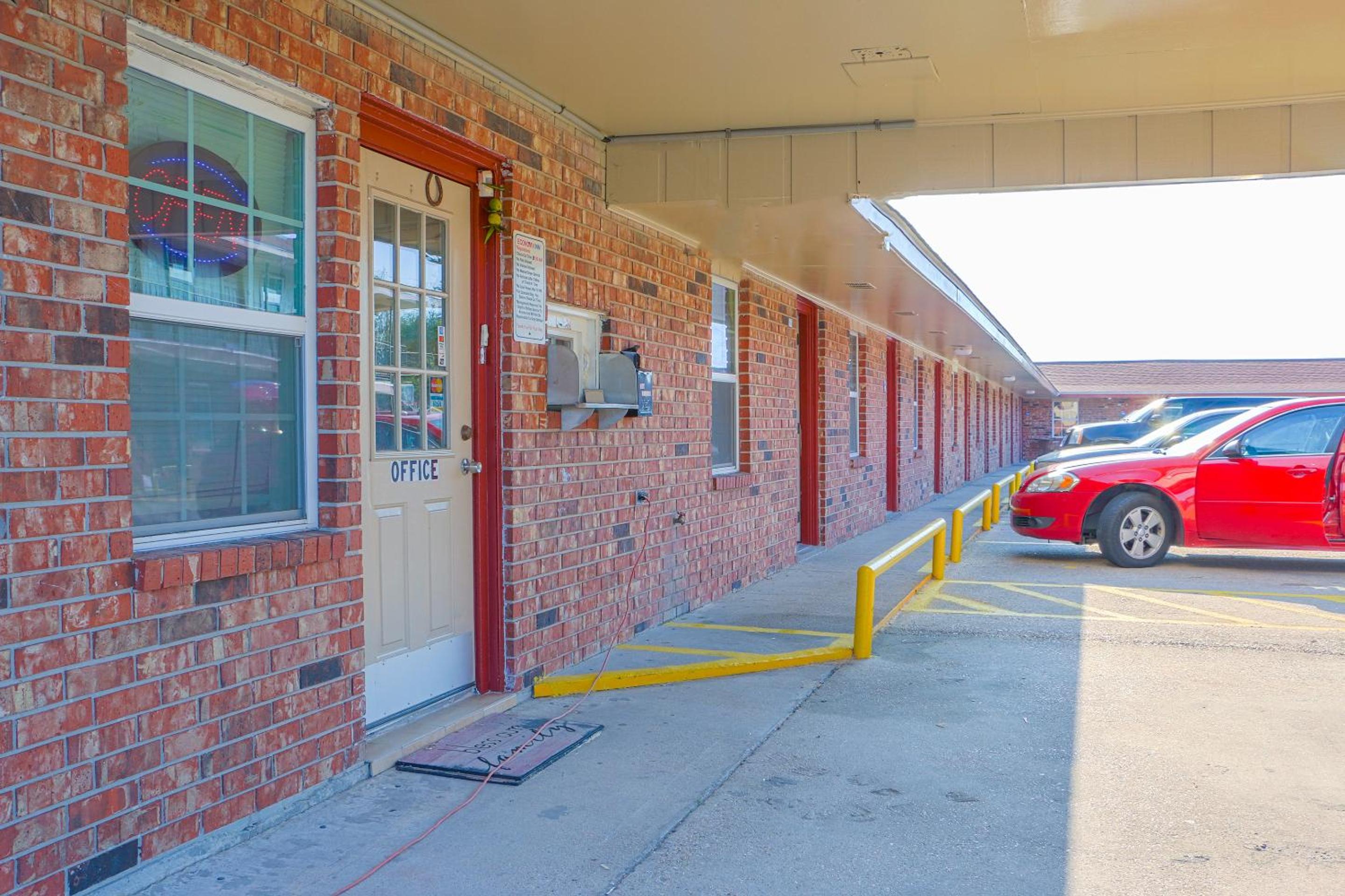 Economy Inn By OYO Lockport near Houma view 3