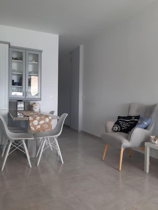 Apartment on the beach view 4