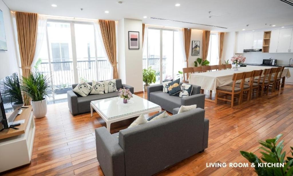 Modern & Charming Penthouse 5BRs in Da Nang Center view 3