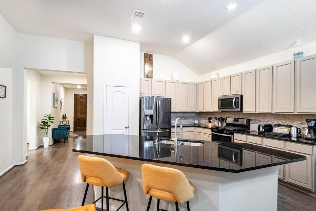 Spacious long stay family home in Kingwood/Humble - Property Image 38