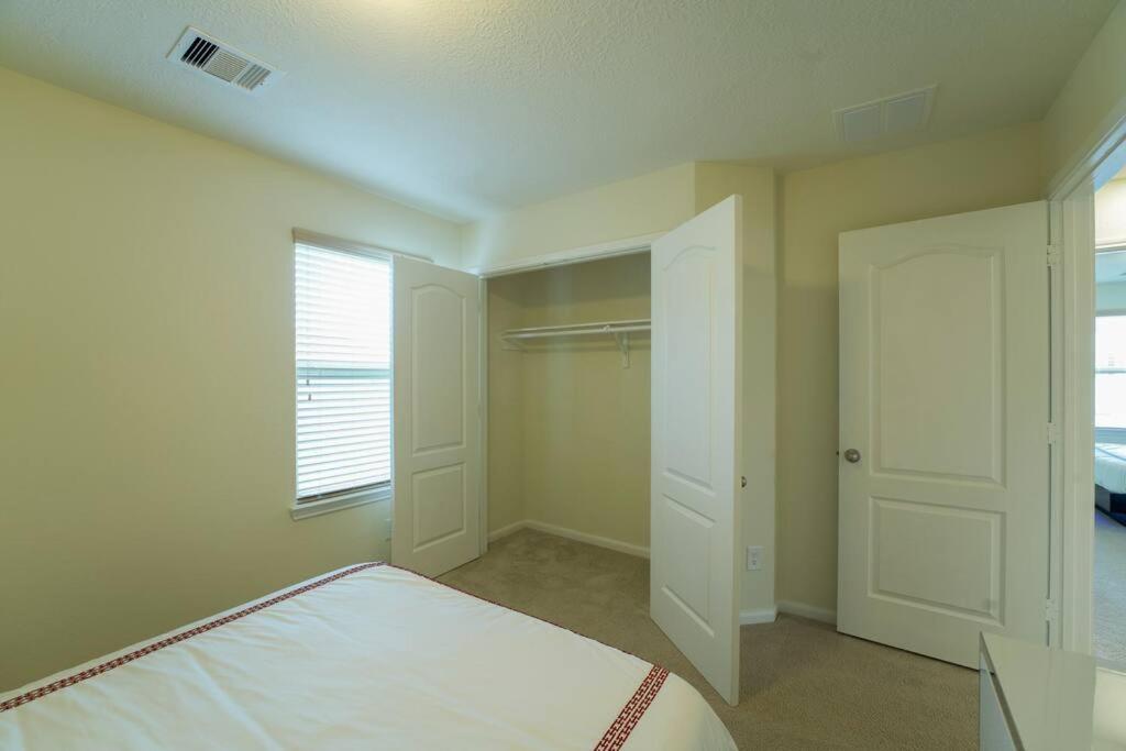 Spacious long stay family home in Kingwood/Humble - Property Image 8